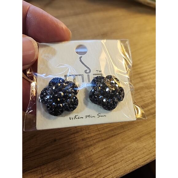 Mia Collection Kim Min Sun Black Floral Gem Earrings Flower Shaped - Picture 4 of 5